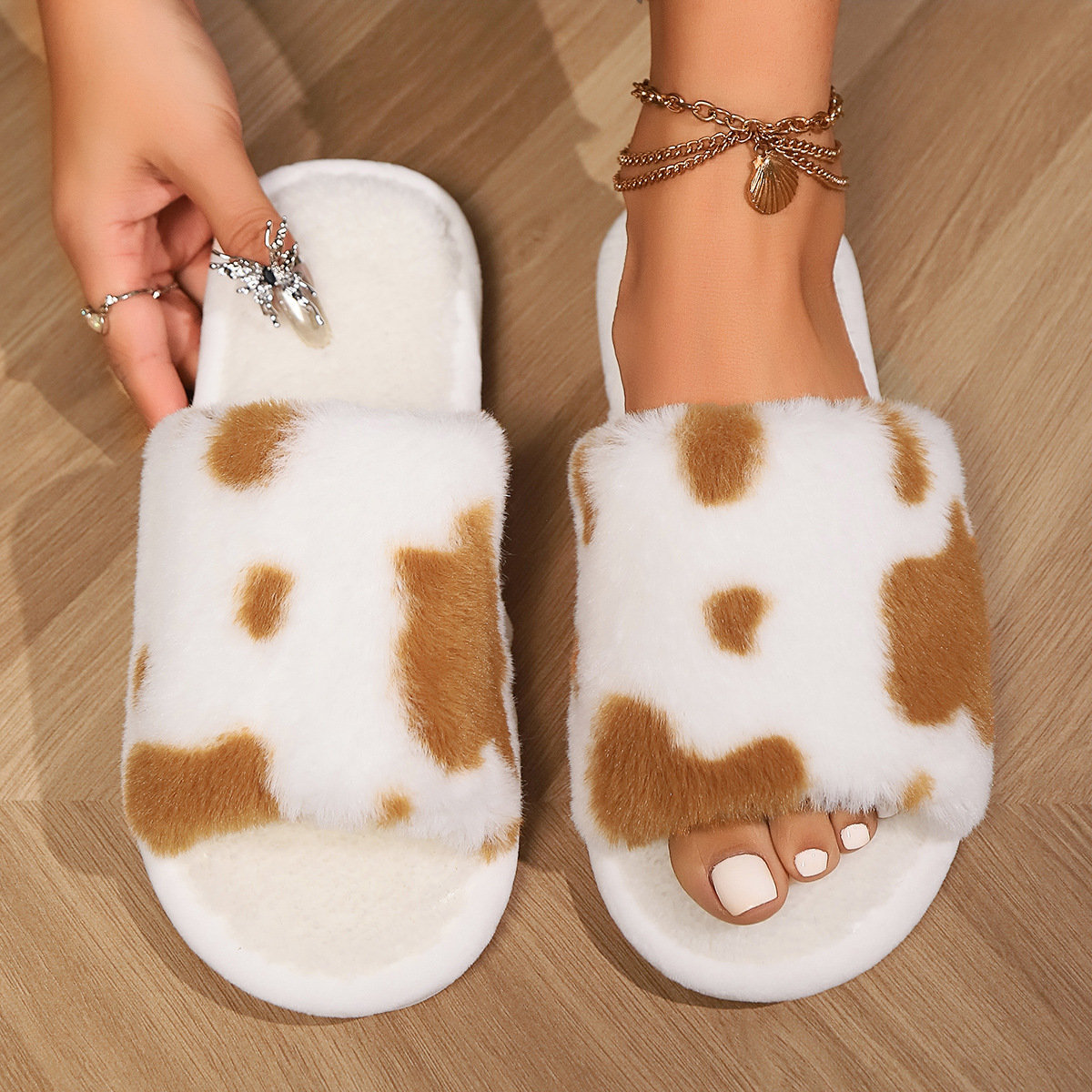 Women's Open Toe Slipper With Plush Upper Cow Design