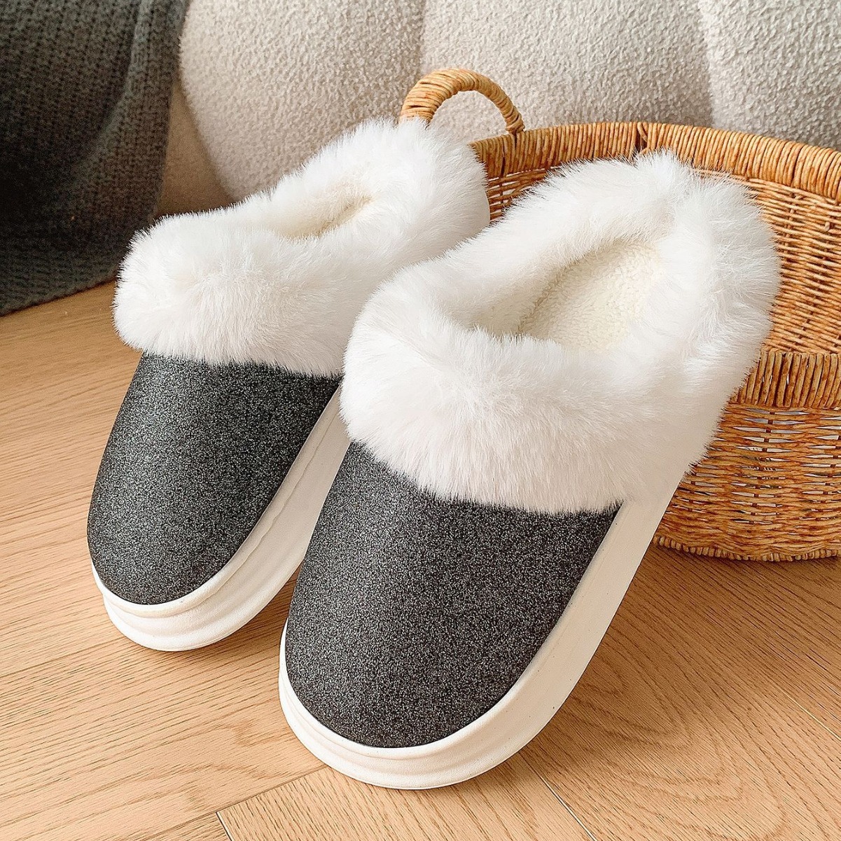 Women's Warm Slippers With Glitter Upper Plush Collar